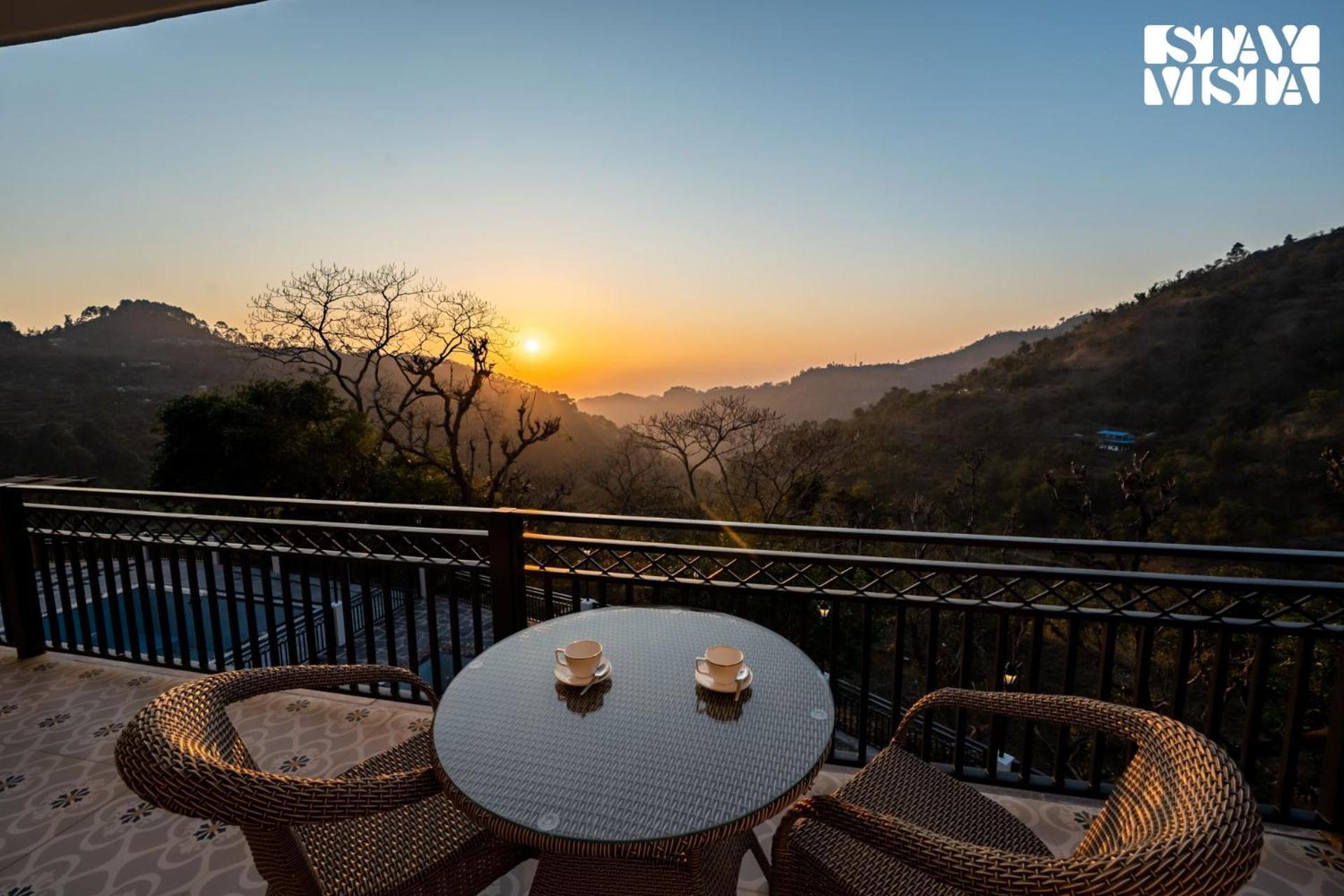 Stayvista At Sunset Springs With Pool & Views ไนนิตาล ภายนอก รูปภาพ